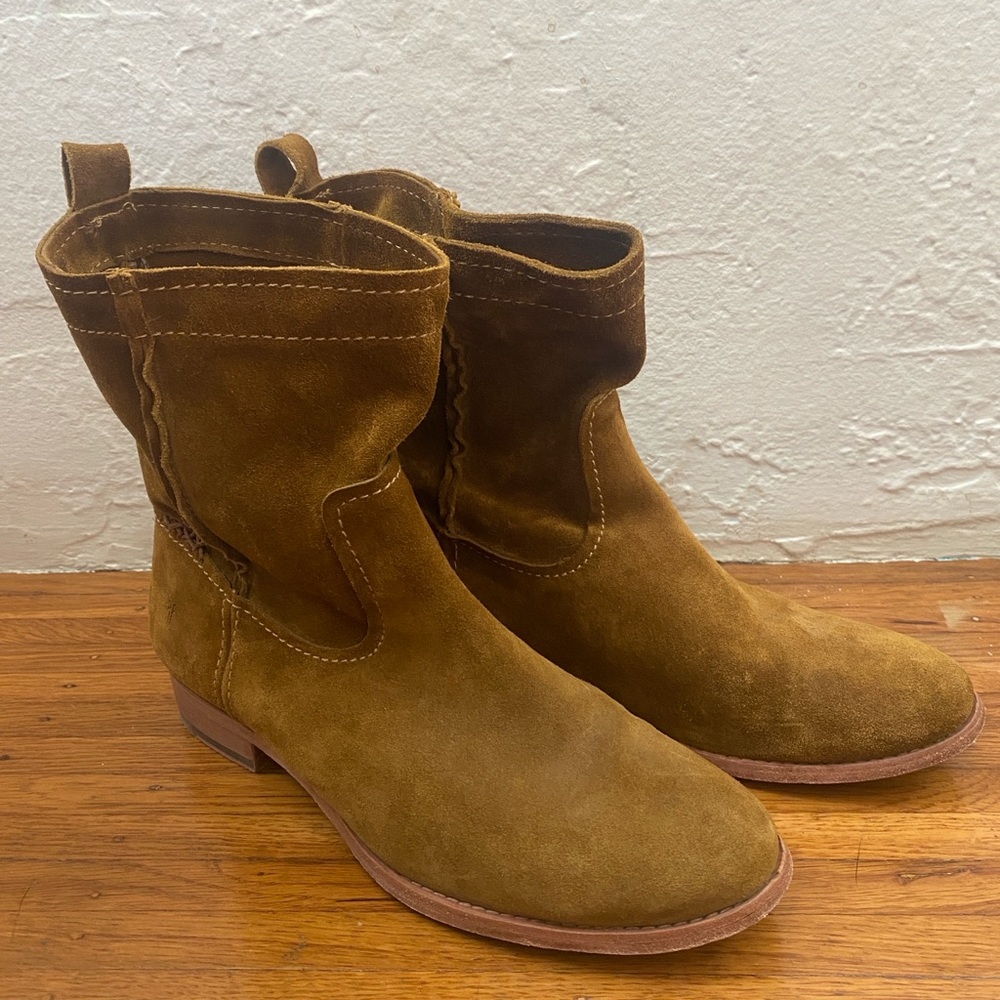Frye Cara Suede Leather Sole Short Ankle Western Pull On Boots Wheat Brown 9